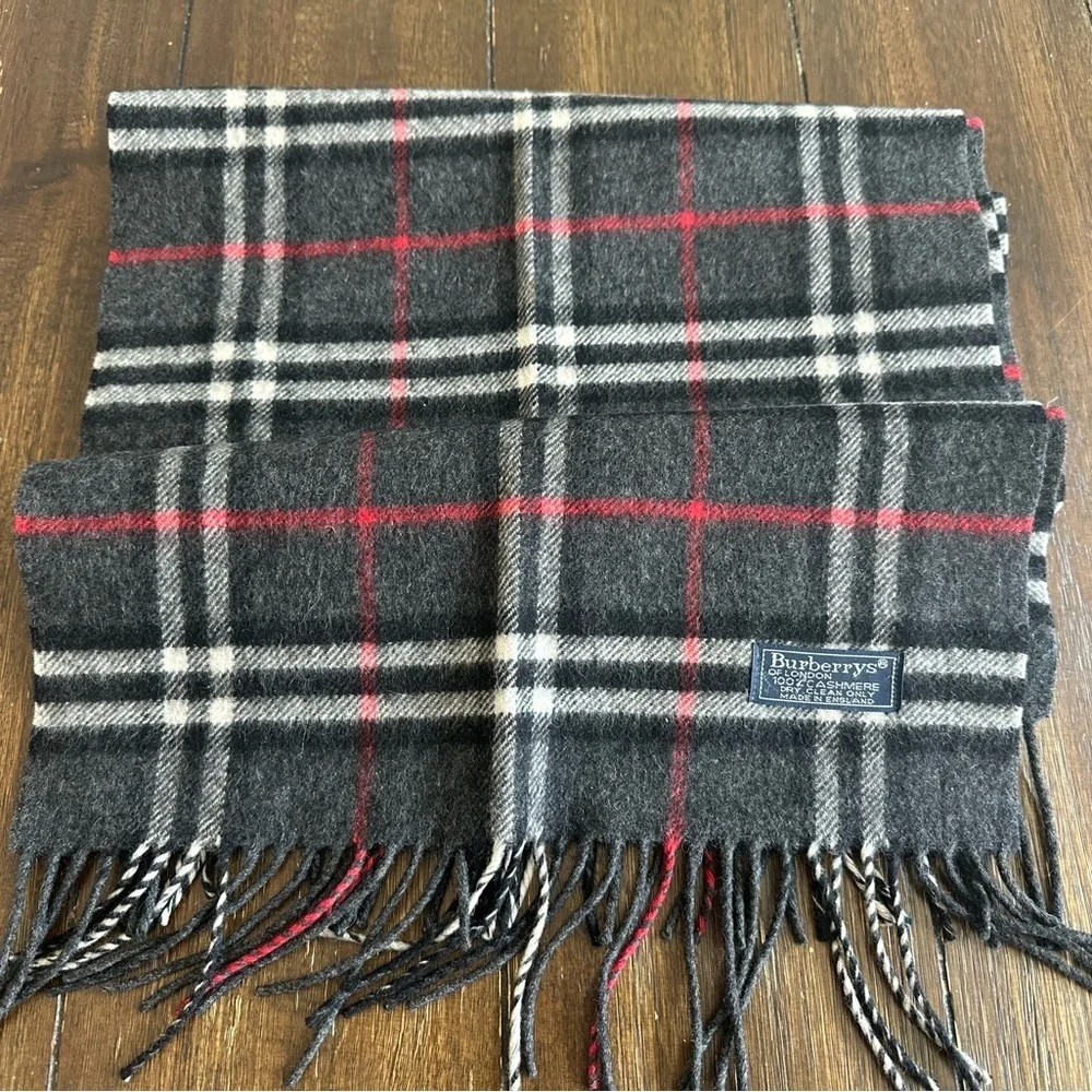 Vintage Burberry's cashmere scarf